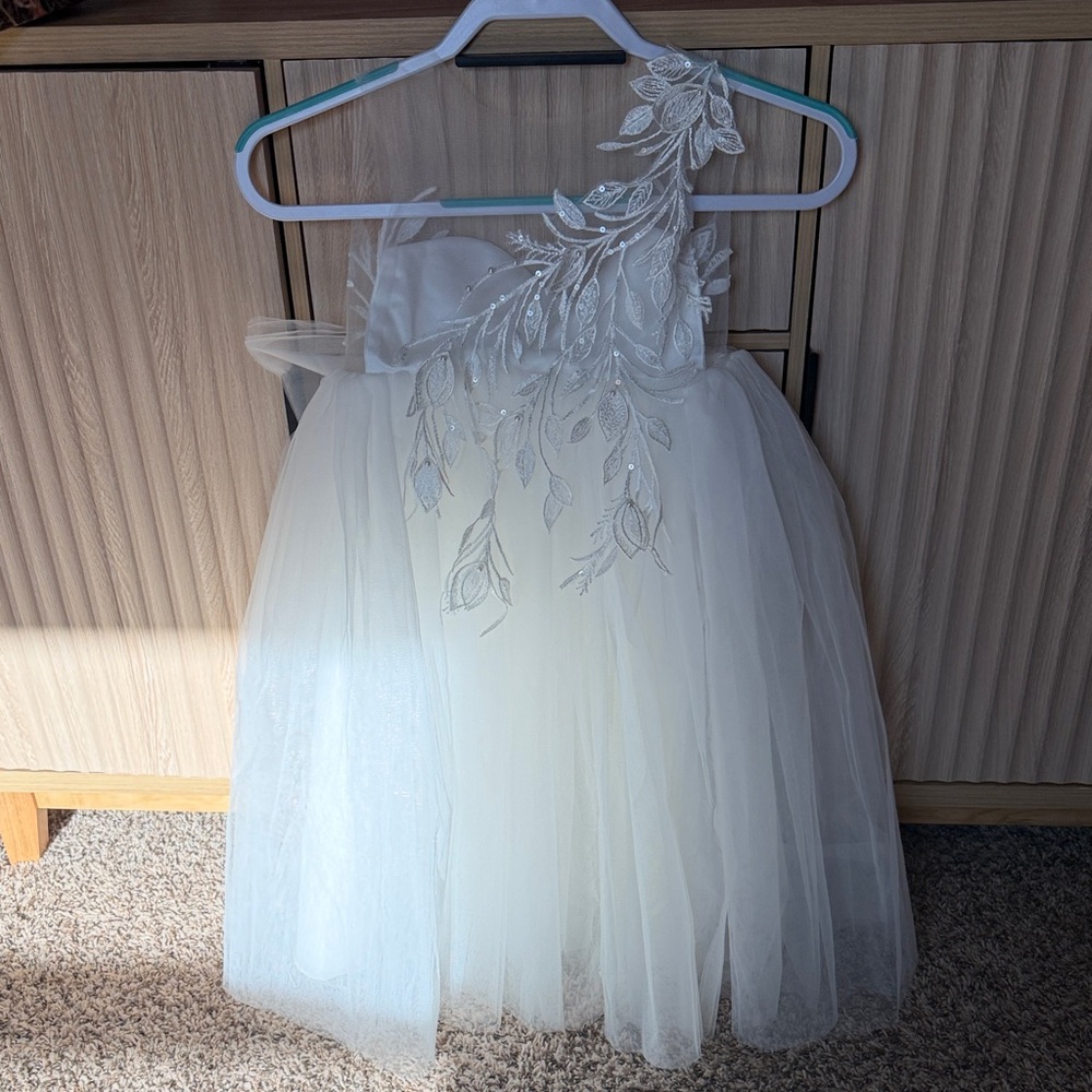 Chic Ivory One-Shoulder Kids Dress with Floral Embroidery
